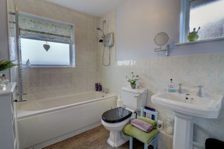 4 bedroom semi detached house to rent - Photo 3