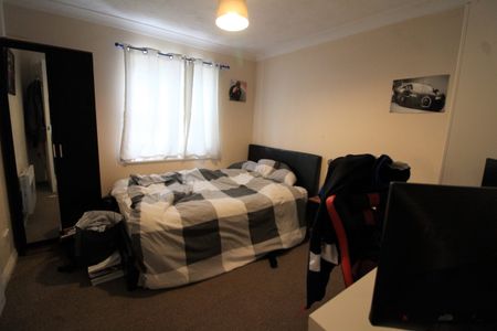 Hurworth Avenue, Slough, SL3 7FE - Photo 2