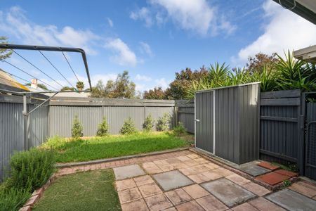 Neat and Tidy with Private Rear Garden - Both Bedrooms Upstairs - Photo 4