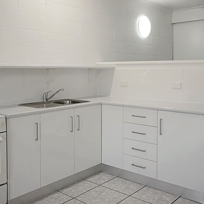 Conveniently Located Studio Apartment! - Photo 1