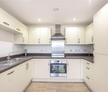 2 bedroom Flat in Oscar Wilde Road, Reading - Photo 3