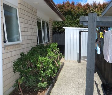 Comfortable Family Home close to everything - Photo 4