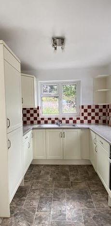 3 bedroom semi-detached bungalow to rent - Photo 2