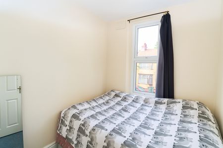 3 Bed Flat, Scotts Road, E10 - Photo 2