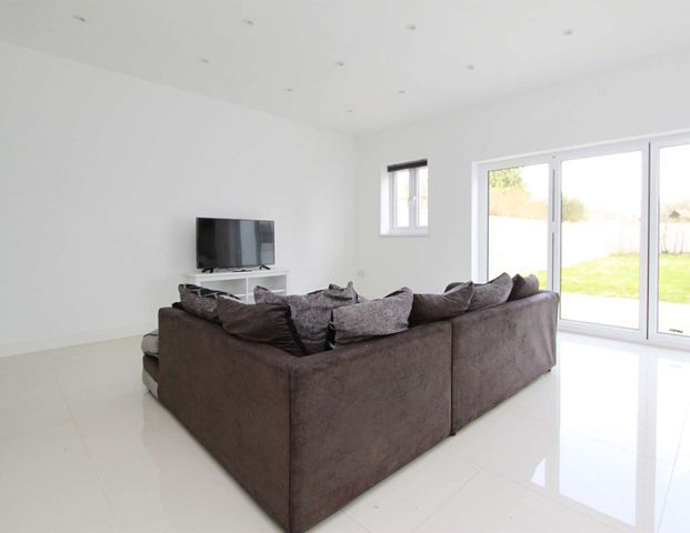 Court Farm Road Room 5 - Photo 1