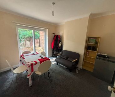Room in a Shared House, Burgess Road, SO16 - Photo 1