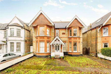 This charming two bedroom apartment in a prime Ealing location offers generously sized rooms and off-street parking. - Photo 5