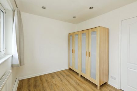 2 bedroom Flat To Let - Photo 4