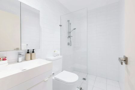 Beautiful Top Floor Two-Bedroom Apartment in Quiet Location - Photo 4