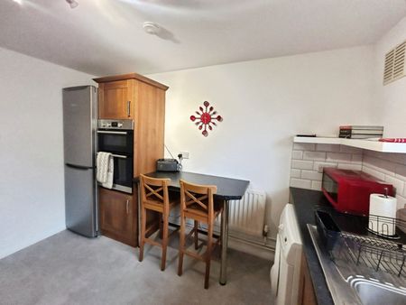 2 bedroom Flat To Let Total Size: 700 SQ FT - Photo 5