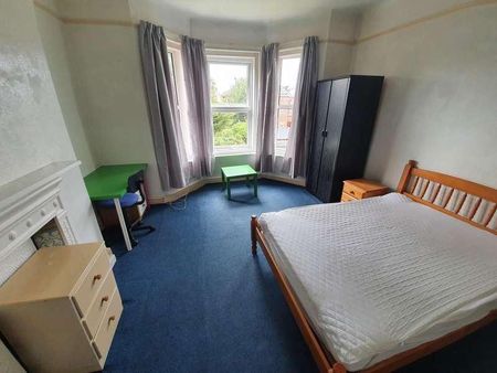 Bedroom First Floor Flat In Charminster, BH3 - Photo 3