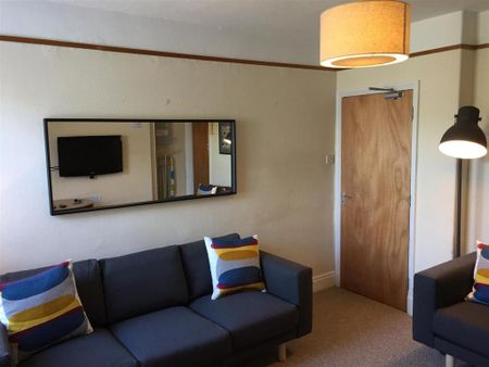 1 bedroom in a house share to rent - Photo 2