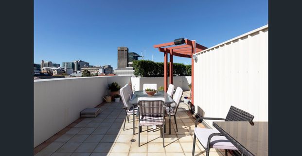 Oversized in/outdoor warehouse residence - Photo 1