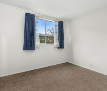 Neat & Tidy 3 Bedroom home with large backyard! - Photo 6