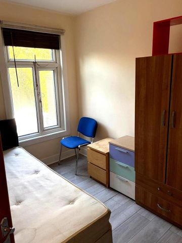 2 Bed Flat, Green Lane, IG1 - Photo 4