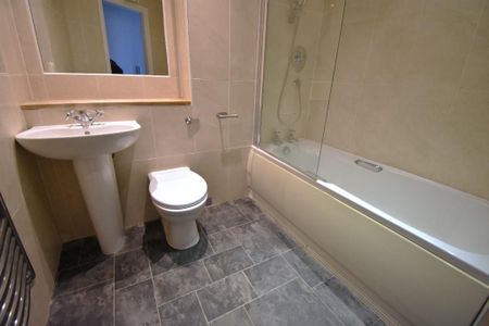 3 bedroom flat to rent - Photo 2