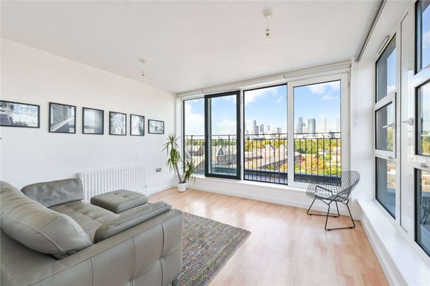 Ideally situated on the southern tip of the Isle of Dogs, this neutrally presented two bedroom PENTHOUSE flat offers naturally light and generous living space. - Photo 1