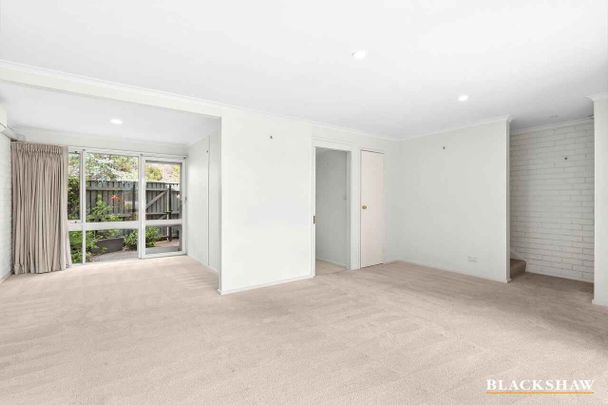 Charming Three Bedroom Townhouse - Photo 1