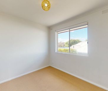 Two-bedroom apartment in the heart of Ascot Vale - Photo 3