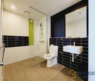 Amazing 2BD Apartment with 180 Degree Views of Docklands in conveni... - Photo 5