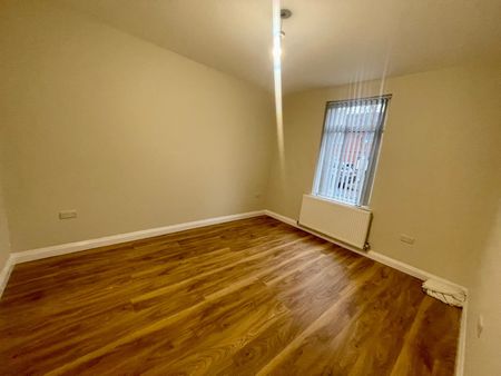 Spacious 2-bed mid-terrace on Warner Street, Derby. Two reception rooms, fitted kitchen, first-floor bathroom. uPVC double glazing, gas heating, landscaped rear garden & on-street parking. Close to city centre, schools & transport links. Available now, unfurnished, family friendly. - Photo 4