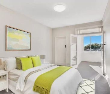 QUIET ART-DECO APARTMENT IN CONVENIENT LOCATION - Photo 2