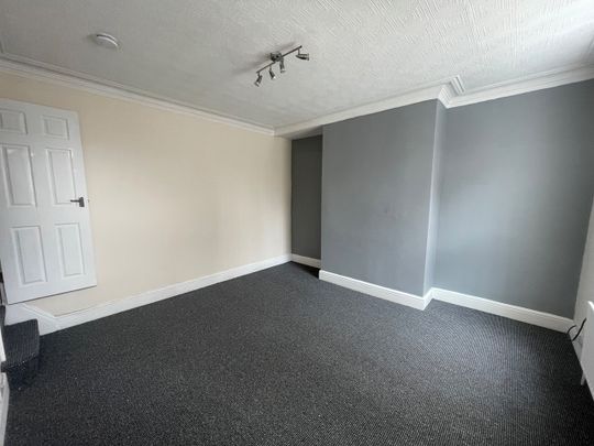 2 Bed Terraced House, Woodview Mount, LS11 - Photo 1