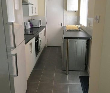 1 bedroom in a house share to rent - Photo 2