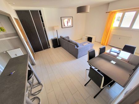 NIMES - APPARTEMENT P2 DE 45 M2 AVEC LOGGIA, BALCON + PARKING EN SS + CAVE - Photo 3