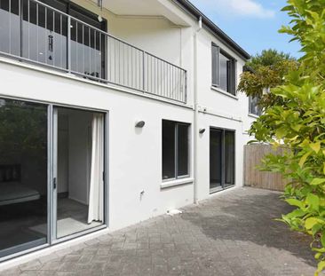 Three Bedroom Townhouse in Sought After Locale- Walk to CBD! - Photo 2