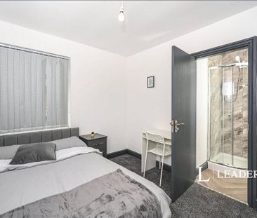 1 bedroom in a house share to rent - Photo 2