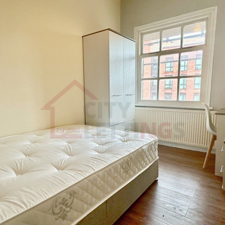 6 Bedroom Flat - Photo 1