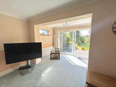 4 bedroom detached house to rent - Photo 4