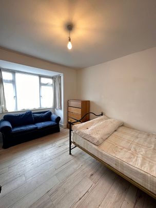 Studio Flat, Tennyson Road, TW3 - Photo 1