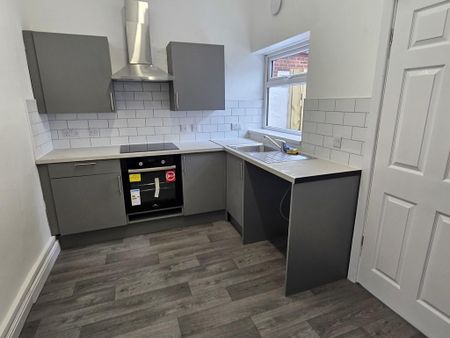 2 bedroom end of terrace house to rent - Photo 2