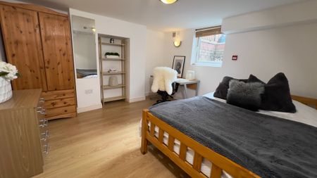 7 Bed Student Accommodation - Photo 2