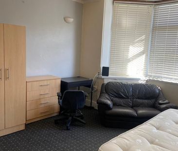 Room in a Shared House, Eden Drive, LS4 - Photo 1