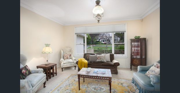 Serenity, warmth, and classic charm - Photo 1