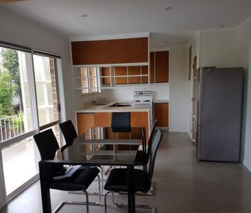 Charming 3-Bedroom Upstairs Apartment with Stunning Views in Remuera - Photo 2