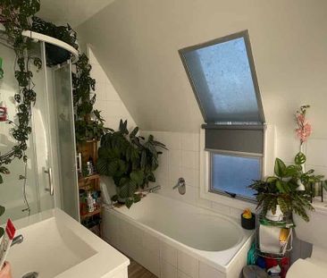 Location! 3 bed townhouse with double garage - Photo 1