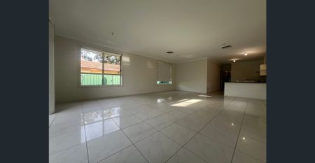 Comfortable & Convenient Living – 3-Bedroom Courtyard Home - Photo 2