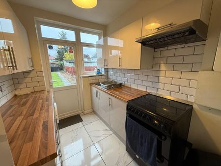 3 bedroom end of terrace house to rent - Photo 5