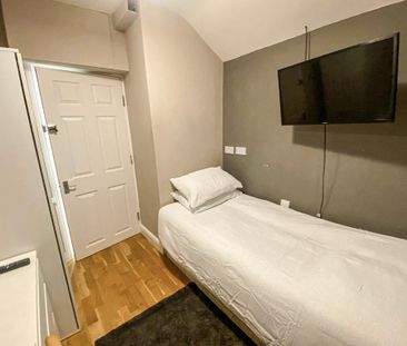 1 bedroom in a house share to rent - Photo 2