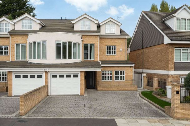 An impressive six bedroom modern family home close to Wimbledon Common. - Photo 1