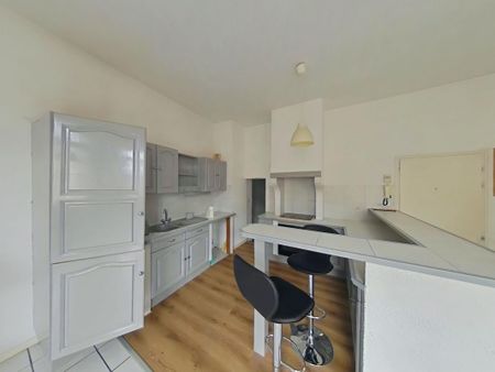 Location Appartement 3 pièces 73m² ROMANS SUR ISERE 26100 - Photo 3