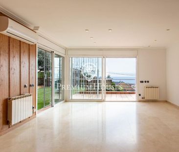 Casa esquinera con piscina comunitaria y preciosas vistas al mar - Photo 2