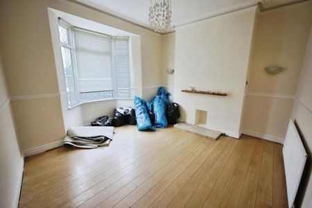 4 bedroom end of terrace house to rent - Photo 2