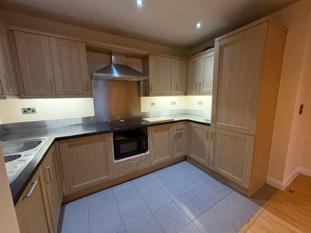 2 bedroom Flat To Let - Photo 2