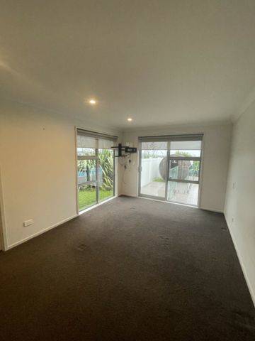 Luxury Living in Prestigious Regis Park, Flat Bush - Photo 4
