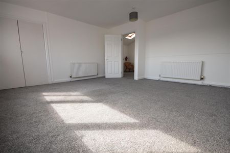 West Vale, Neston - Photo 2